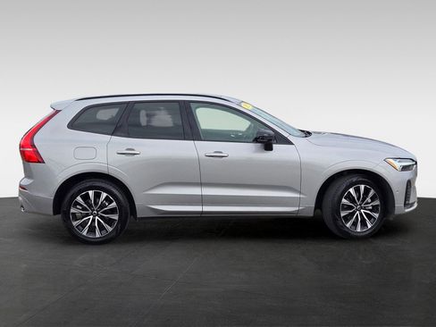 Used 2025 Volvo XC60 B5 Plus image 3