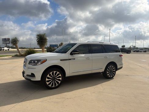 Used 2023 Lincoln Navigator Reserve RWD image 3