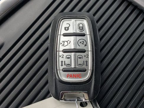 Used 2024 Chrysler Pacifica Select image 33