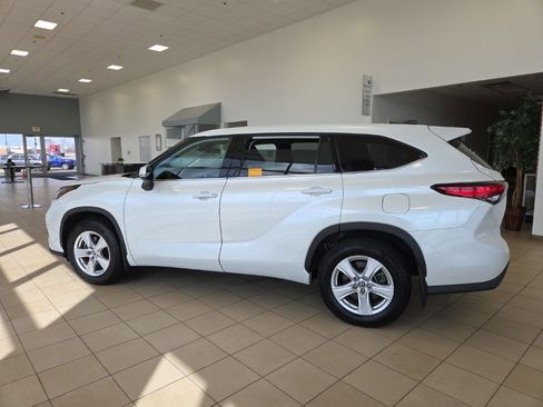 Used 2022 Toyota Highlander LE image 9