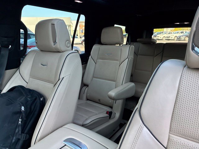 Used 2023 Cadillac Escalade Premium Luxury AWD/4WD image 18