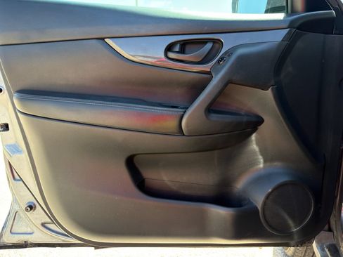 Used 2020 Nissan Rogue S FWD image 20