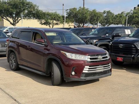 Used 2017 Toyota Highlander XLE AWD/4WD image 3