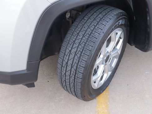 Used 2025 Jeep Compass Latitude AWD/4WD image 17