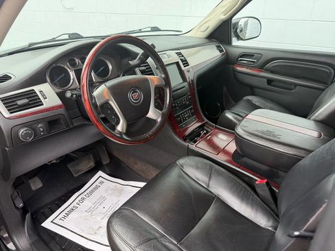 Used 2010 Cadillac Escalade ESV Premium image 8
