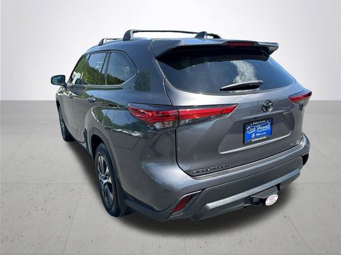 Used 2022 Toyota Highlander XLE AWD/4WD image 9