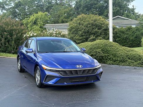 Used 2024 Hyundai Elantra SE FWD image 2