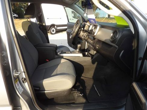 Used 2017 Toyota Tacoma TRD Sport image 32