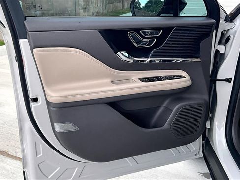 Used 2021 Lincoln Corsair FWD w/ Premium Package image 20