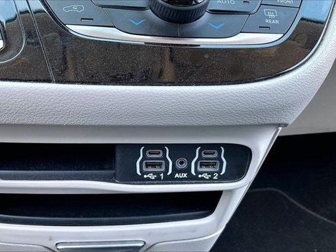 Used 2023 Chrysler Pacifica Touring-L FWD image 15