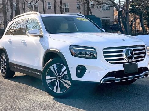 Used 2025 Mercedes-Benz GLB 250 4MATIC image 1