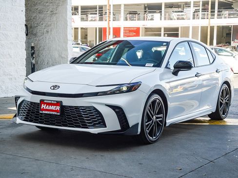 New 2026 Toyota Camry Hybrid FWD image 3
