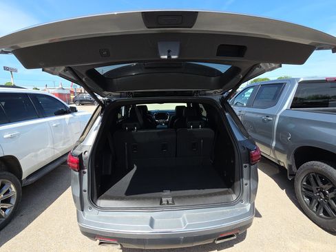 Used 2023 Chevrolet Traverse Premier FWD image 15