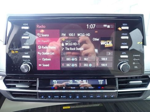 Used 2022 Toyota Sienna Limited image 28