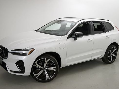 Certified 2023 Volvo XC60 T8 Ultimate w/ Climate Package AWD/4WD image 3