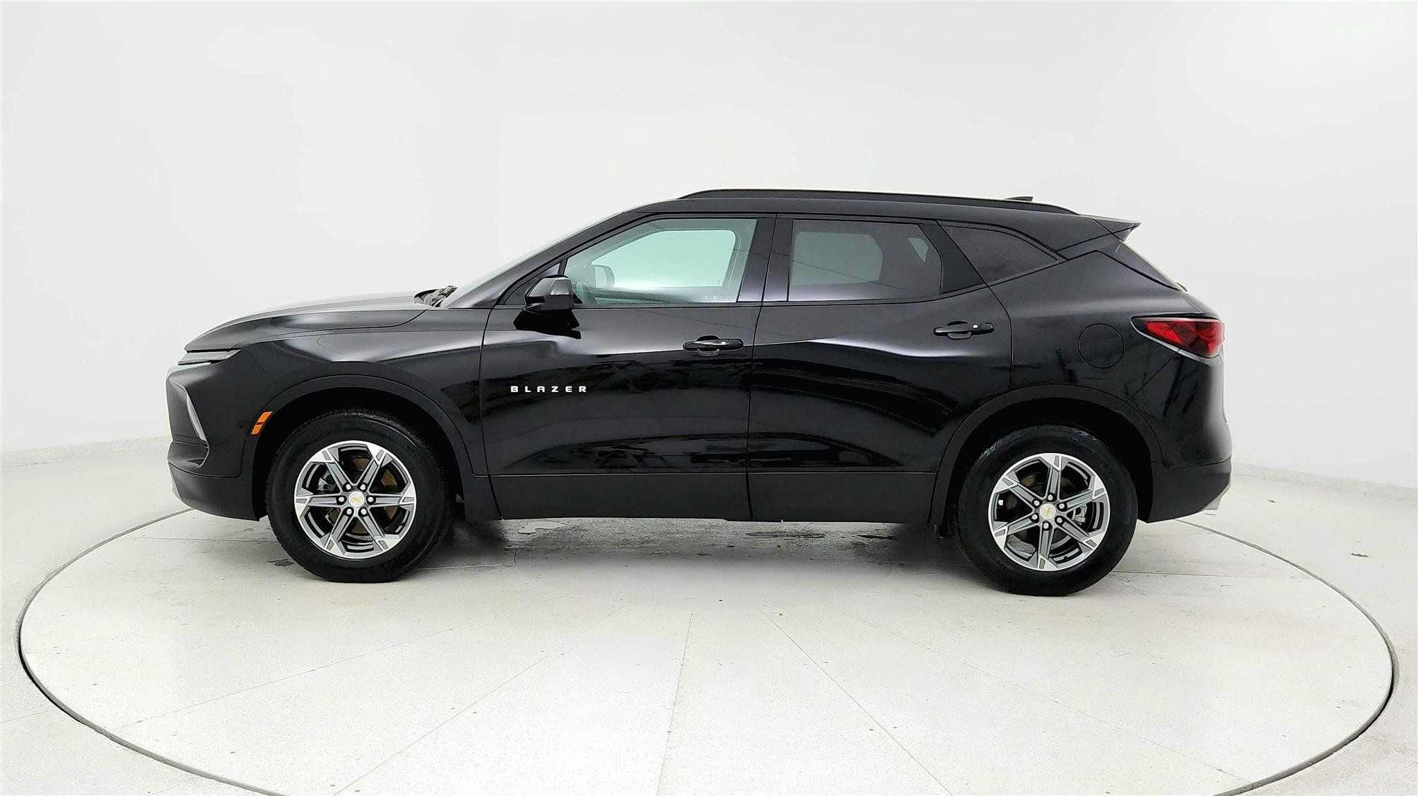 Used 2024 Chevrolet Blazer LT w/ Convenience Package FWD image 2