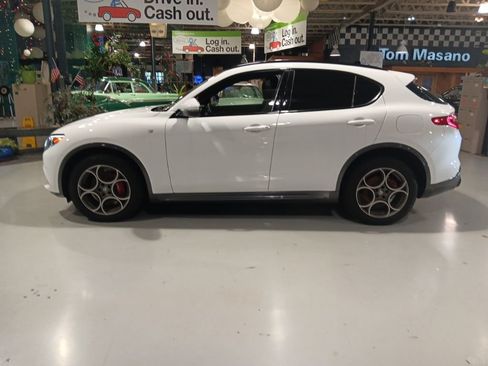 Used 2023 Alfa Romeo Stelvio Ti AWD/4WD image 14