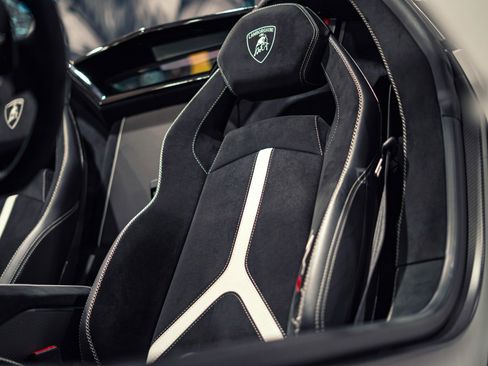 Used 2020 Lamborghini Aventador SVJ AWD/4WD image 2