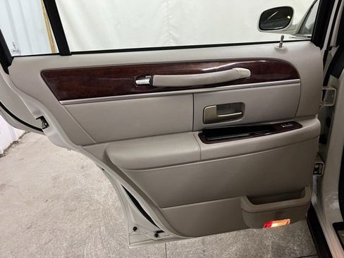 Used 2005 Lincoln Town Car Signature Limited image 20