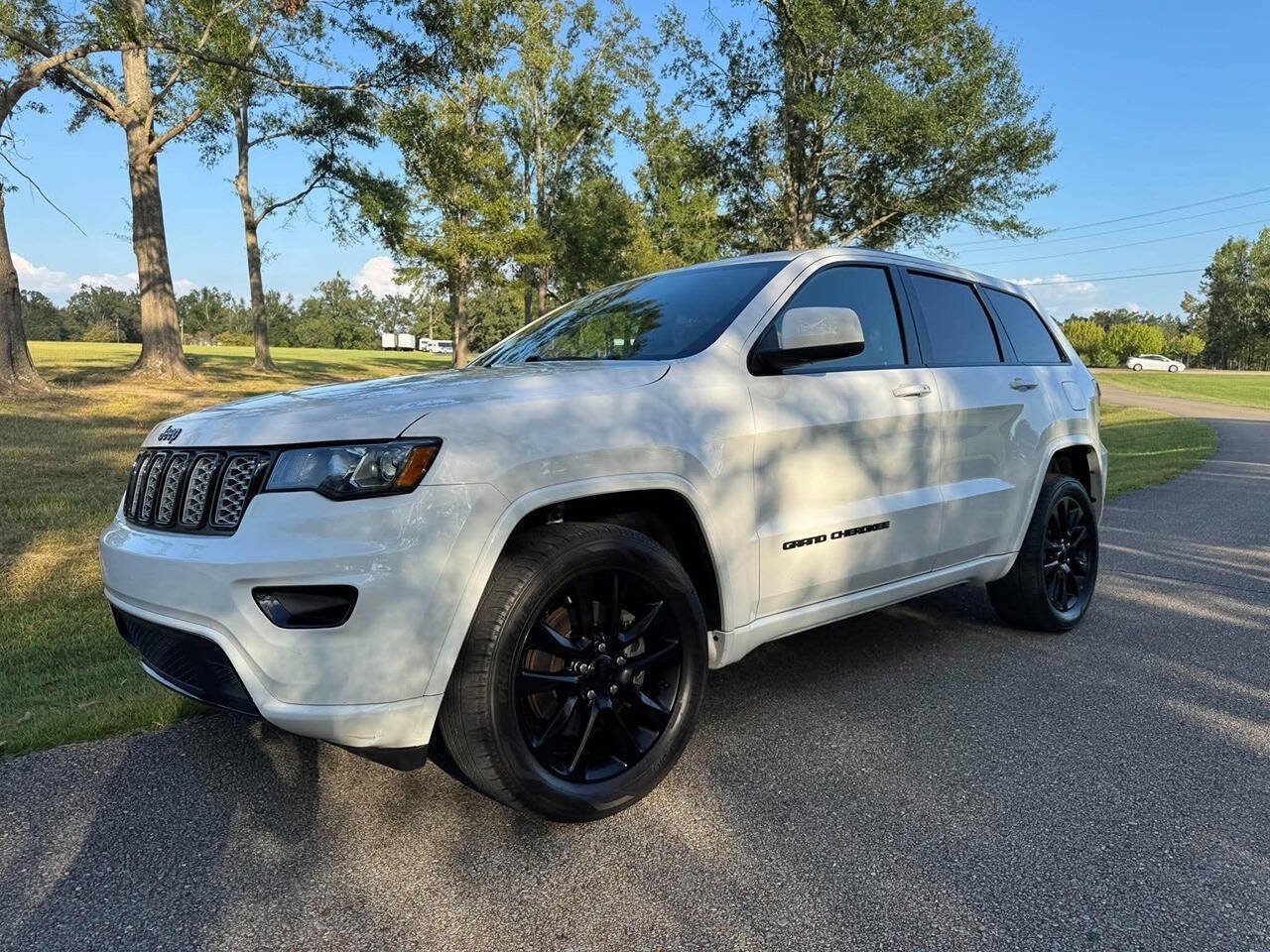 Used 2021 Jeep Grand Cherokee Laredo X RWD image 4