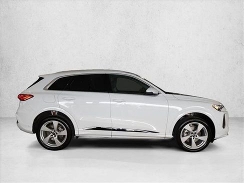 Used 2025 Audi Q5 Premium w/ Premium Plus AWD/4WD image 4