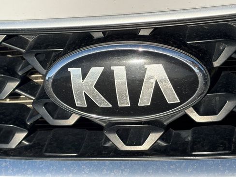 Used 2021 Kia Sorento LX image 7