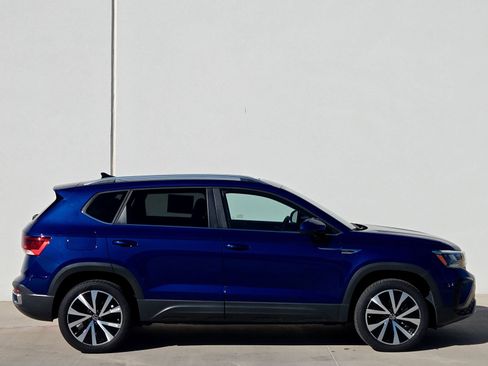 Used 2024 Volkswagen Taos SE FWD image 3