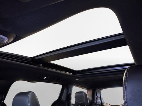 Used 2022 Chrysler Pacifica Touring-L w/ Uconnect Theater Family Group image 23