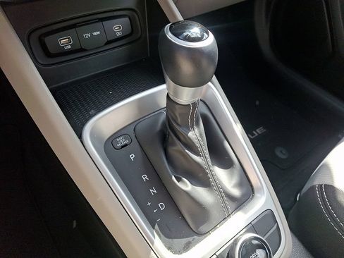 Used 2025 Hyundai Venue SEL FWD image 15