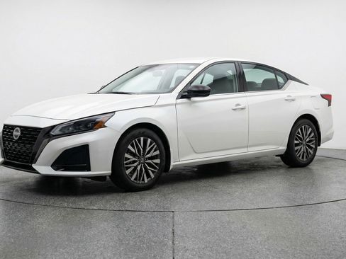 Used 2025 Nissan Altima 2.5 SV image 3