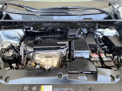 Used 2018 Toyota Highlander LE FWD image 32