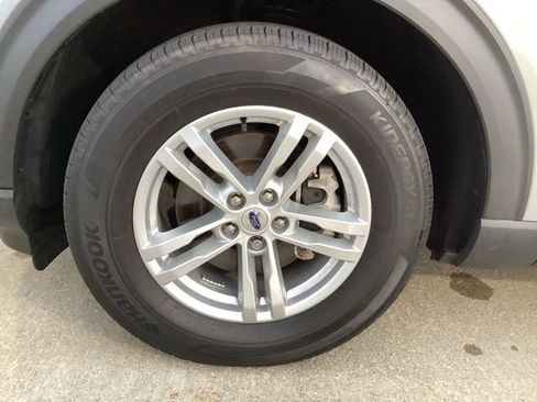 Used 2022 Ford Explorer XLT w/ Equipment Group 202A image 6