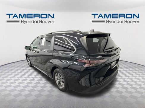 Used 2023 Toyota Sienna XLE image 3