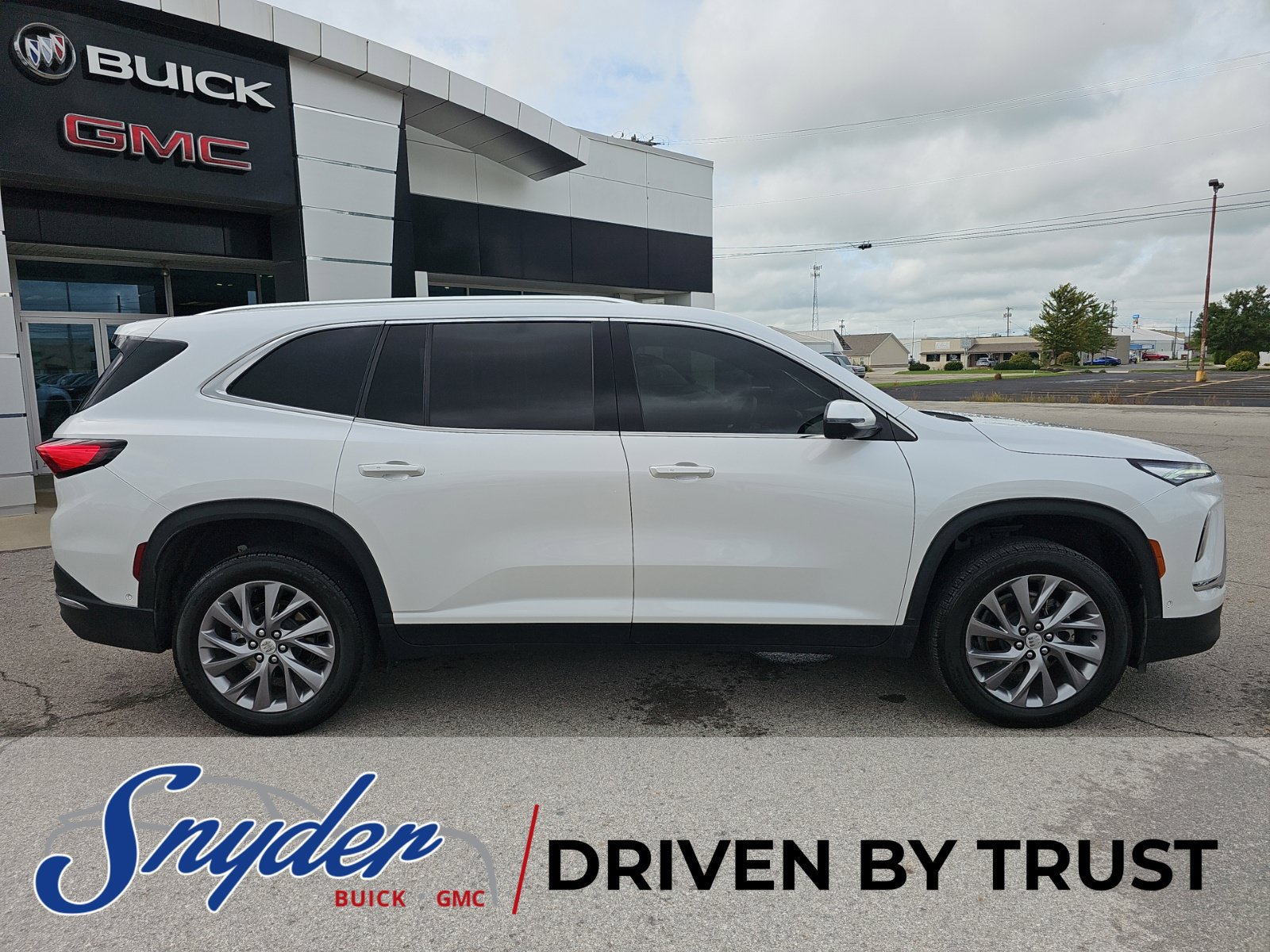 Used 2025 Buick Enclave Preferred w/ Super Cruise Package FWD image 8