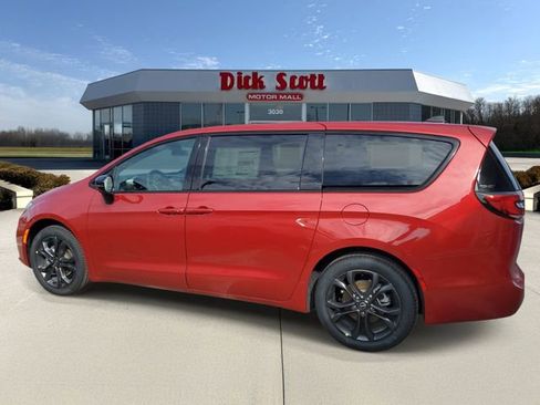 New 2026 Chrysler Pacifica Select image 4