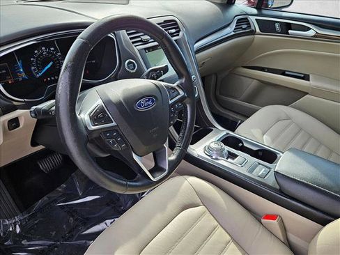Used 2017 Ford Fusion SE w/ Fusion SE Technology Package FWD image 10