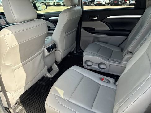 Used 2019 Toyota Highlander XLE AWD/4WD image 10