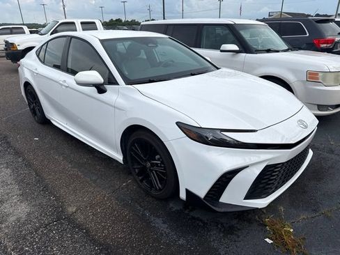 Used 2026 Toyota Camry SE FWD image 1