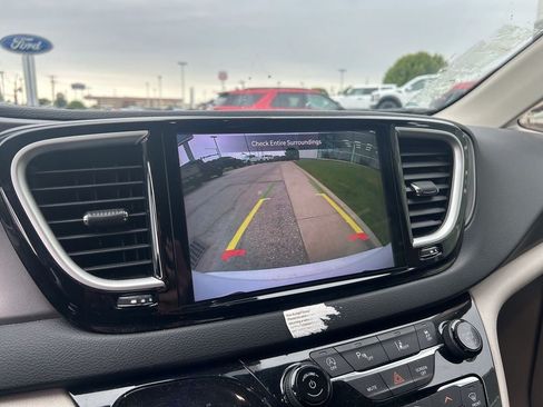 Used 2023 Chrysler Pacifica Touring-L FWD image 26