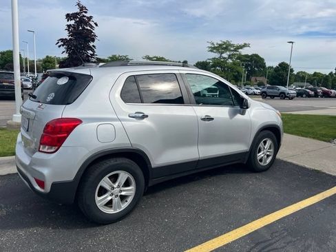 Used 2018 Chevrolet Trax LT w/ LT Convenience Package FWD image 2