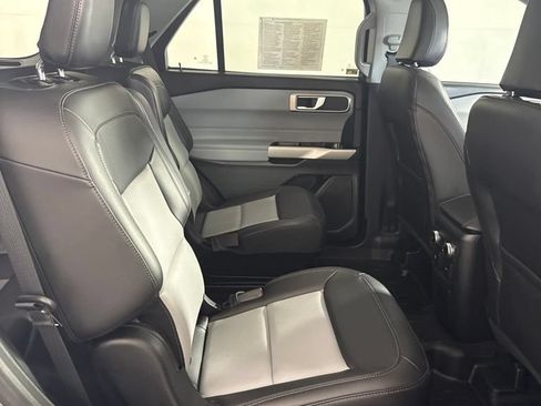 Used 2024 Ford Explorer XLT w/ Equipment Group 202A AWD/4WD image 17