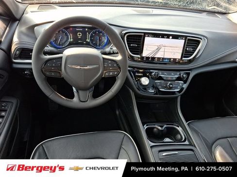 Used 2026 Chrysler Pacifica Limited w/ S Appearance Package FWD image 15