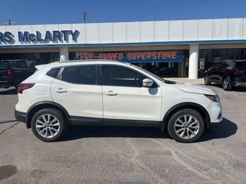 Used 2022 Nissan Rogue Sport SV image 2