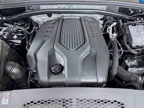 Certified 2025 Porsche Macan AWD/4WD image 34