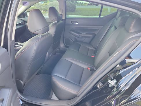 Used 2022 Nissan Altima 2.5 SR w/ Midnight Edition Package FWD image 11