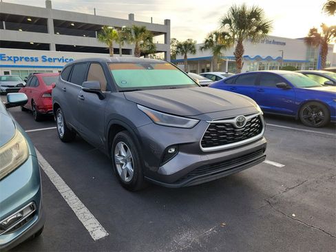 Used 2021 Toyota Highlander LE image 1