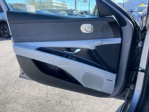 Used 2025 Hyundai Elantra Limited image 18