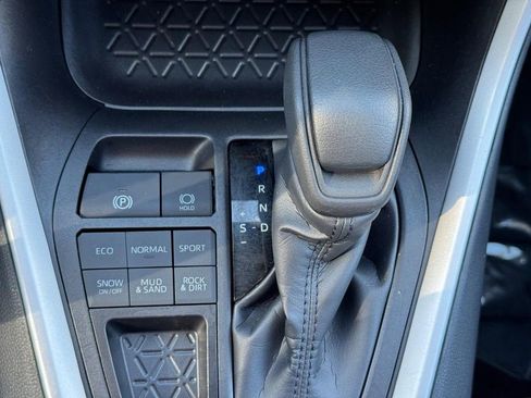 Used 2025 Toyota RAV4 XLE AWD/4WD image 26