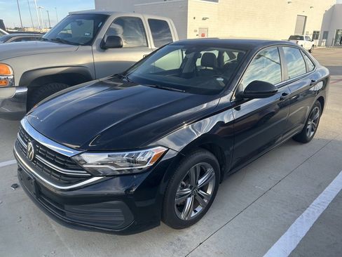 Used 2024 Volkswagen Jetta SE image 1