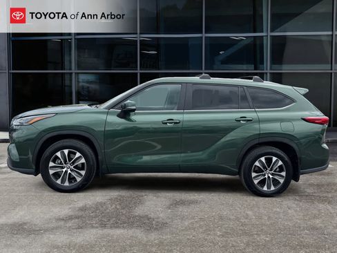 Used 2023 Toyota Highlander XLE AWD/4WD image 10